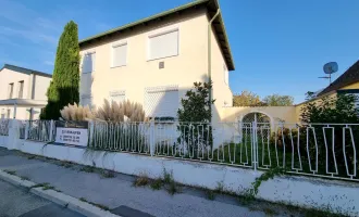 EINFAMILIENHAUS MIT FEUDALEN STILELEMENTEN - EXZELLENTE PRIVATSPHÄRE! ZENTRAL ANGEBUNDENE SACKGASSENLAGE.