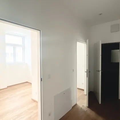 Exklusive 3-Zimmer Dachgeschosswohnung mit großzügiger Wohnküche und französischem Balkon - Bild 3