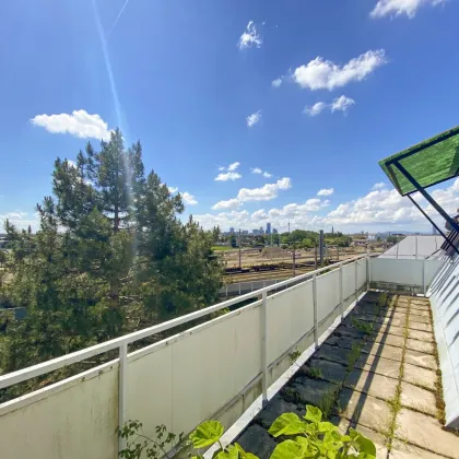 Sanierungsbedürftige Dachterrassen Wohnung | Skyline - Weitblick | 2 Min. zur S-Bahn Siemensstr. | KFZ Stellplatz möglich - Bild 2