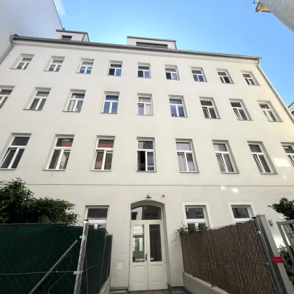 PROVISIONSFREI - Sanierungsbedürftige Traumwohnung in Top-Lage - Balkon in Vorbereitung - Parkplatz im Haus verfügbar! - Bild 2