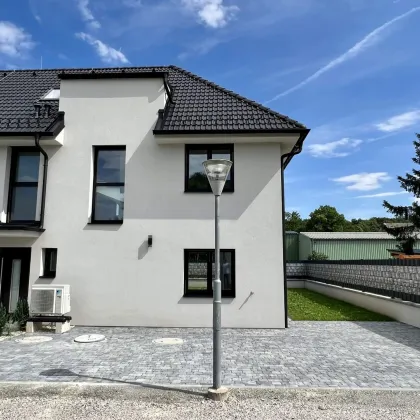 Traumhaftes, belagsfertiges Doppelhaus mit Pool - hochwertiger Wohnkomfort mit 2 Terrassen und 2x Stellplätzen - 112m² für 549.000€! - Bild 2