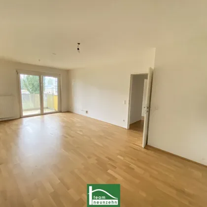 LEO 131 - Tolle Neubau-Wohnung nahe Siemens mit Blick über den Sportplatz! Abstellraum und Küche inklusive - Bild 2