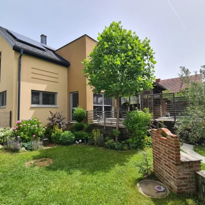 Tolles Einfamilienhaus mit integrierter Garage und südseitigem Flachdachturm in ruhiger Grünlage. - Bild 2