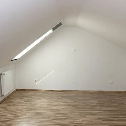 *** LOFTARTIGES DACHGESCHOSS *** UNBEFRISTET *** GROSSE GARTENANLAGE ***  WOHNUNG oder BÜRO/ORDI/KANZLEI *** VR - RUNDGANG *** - Bild 3