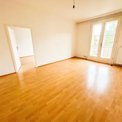 LICHTDURCHFLUTETE 62m2 WOHNUNG - WOHNZIMMER MIT BALKON - Bild 2