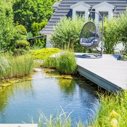 Wunderschöne Landhausstil-Villa eingebettet in einem idyllischen Gartenparadies mit Schwimmteich und Whirlpool - Bild 3