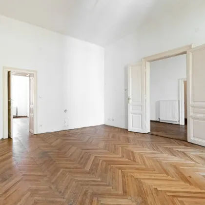 5 GEHMINUTEN ZUM ROCHUSMARKT | Stilaltbauwohnung mit Potenzial | ca. 3,70 m Raumhöhe | Hofseitiger Grünblick - Bild 3