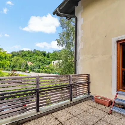 Terrasse mit Ausblick. - Wohnung mit Potential zur Modernisierung. - Infrastruktur fußläufig. - Bild 2