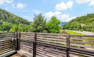 Terrasse mit Ausblick. - Wohnung mit Potential zur Modernisierung. - Infrastruktur fußläufig.