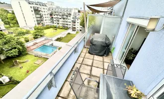 Wow!!! Traumhafte Dachgeschoss-Maisonette mit Terrasse und exklusivem Poolblick + inklusive Garagenplatz + Neubau-Anlage mit eigenem Pool und Spielplatz