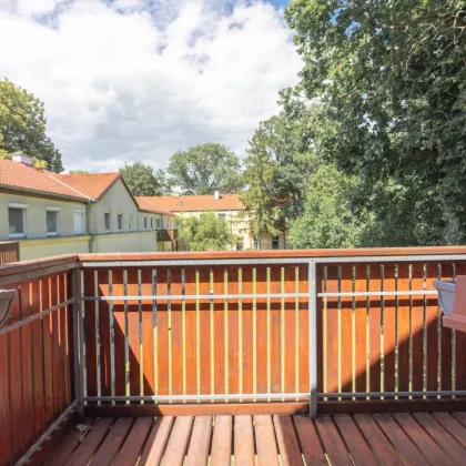 * Hohe Räume * Ruhige, helle 3 Zimmer mit 36 m² Wohnküche und 7,8 m² Balkon * 1. OG * Dachgeschoss * - Bild 2