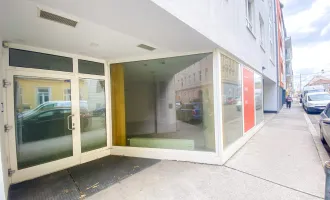 Neubau Geschäftslokal Straßenseitige Glasfront & Eingang | 3 Min. zum Kutschkermarkt und zur U6 | PKW-Stellplatz | 2 Min. zum Aumannplatz