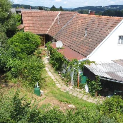 Sanierungsbedürftiges Haus mit Nebengebäude und Carport - Bild 2