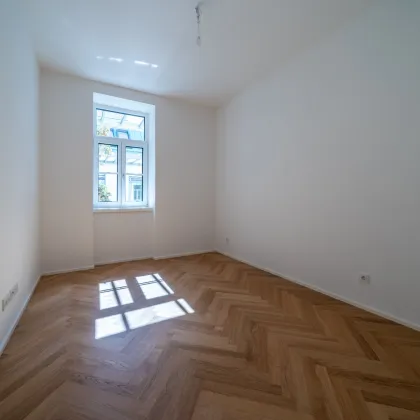 September 2024! Grundsanierte 3-Zimmer Altbauwohnungen mit 22qm hofseitigem Balkon! - Bild 3