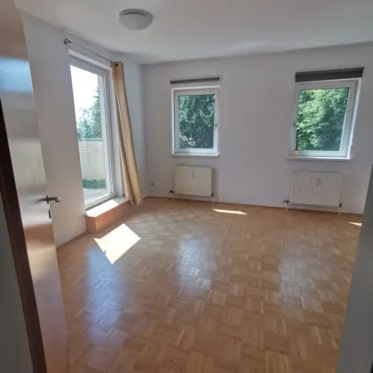 Hübsche Singlewohnung mit großer Terrasse und schönem Blick zum Leechwald in begehrter Lage! - Bild 3