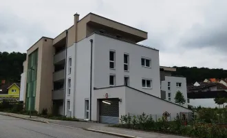 Neuwertige Eigentumswohnung mit Balkon, Lift und Parkgaragenplatz