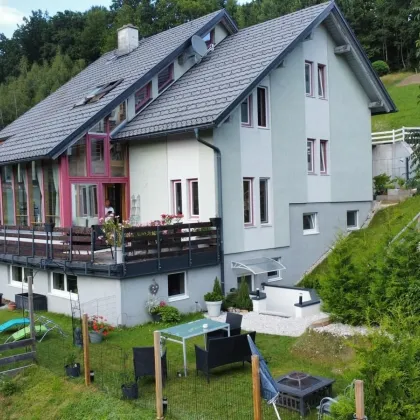 Großes Wohnhaus mit Einliegerwohnung, Wintergarten u. Terrasse! Herrlicher Grimmingblick! - Bild 2