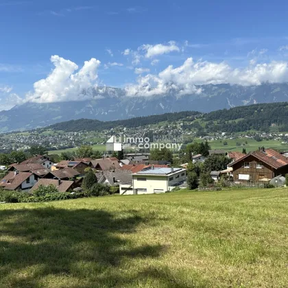 Totaler Ruhepol, geteiltes Baugrundstück, ca. 510 m2, Feldkirch-Tisis od. doppelte Größe, 2x ca. 510 m2 (ca. 1.021 m2), in 6 Min. p. PKW v. Stadtzentrum Feldkirch direkt mitten im Grünen, Stille/Ruhe/Erholung, Berg- u. Panorama-Blick, Bus-Station in 50 m. - Bild 3