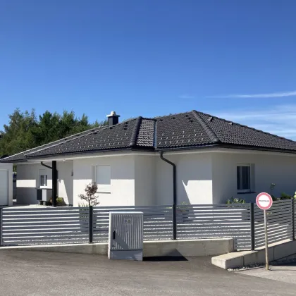 NEUWERTIGER BUNGALOW - mit DOPPELGARAGE -  TOP GEPFLEGT - ruhige Siedlungslage – 982 m² Grundstück - Bild 2