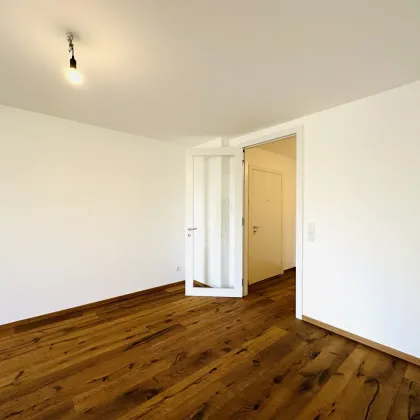 NUR NOCH 2 FREIE WOHNUNGEN! TRAUMHAFTE 2 ZIMMER NEUBAUWOHNUNG MIT KLEINEM BALKON NÄHE KAUFPARK ALTERLAA! - Bild 2