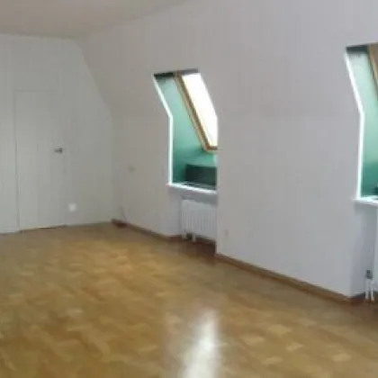 DG-Wohnung mit Balkon – Einzigartige Lage und atemberaubende Aussicht! Befristet vermietet bis 31.08.2025 - Bild 2