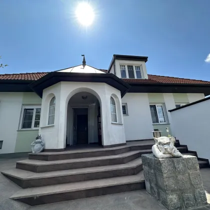 Wohnen AM GIPFELBERG | Großfamilienhaus mit unverbaubarem Ausblick | Pool & Whirlpool | 4 Garagenstellplätze | Hof am Leithaberge - Bild 3