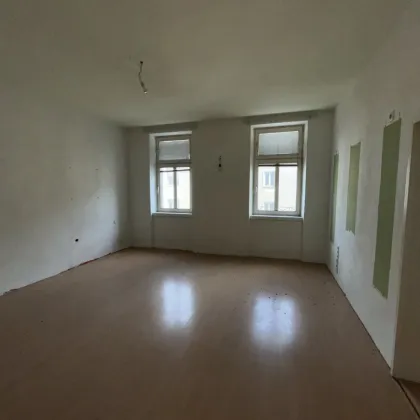 Sanierungsbedürftige 3-Zimmer-Altbauwohnung mit einer Möglichkeit auf Loggia- und Balkonzubau !! - Bild 2