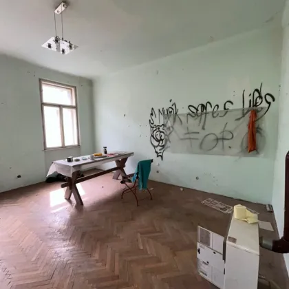 Sanierungsbedürftige 2-Zimmer-Altbauwohnung mit einer Möglichkeit auf Loggia- und Balkonzubau !! - Bild 2