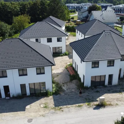 Erstbezug in idyllischer Lage: Moderne Doppelhaushälfte mit Garten, Terrasse & Parkplätzen für 339.000,00 €! - Bild 3