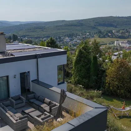 **Luxusvilla mit Indoor-Pool und 3 Terrassen** - Exklusives Wohnen mit Panoramablick - Bild 2