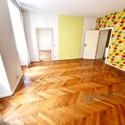 Neuer Preis! LAGE LAGE LAGE! Rarität in 1090 Wien! Sanierungsbedürftige Altbauwohnung + Freie Grundrissgestaltung + U-Bahn Nähe + Ruhige Seitengasse + Traumhaftes Altbauhaus! - Bild 3