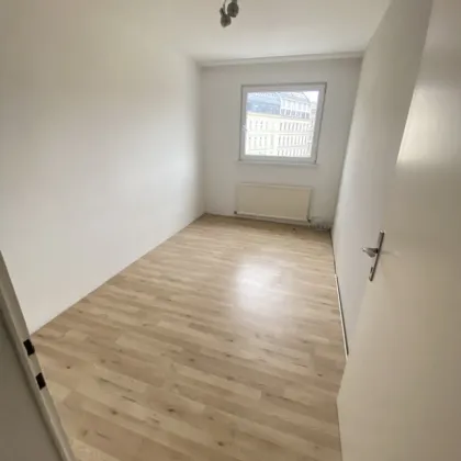 Gepflegte 3 Zimmer Wohnung mit Lift und Blick über den Park - Bild 3