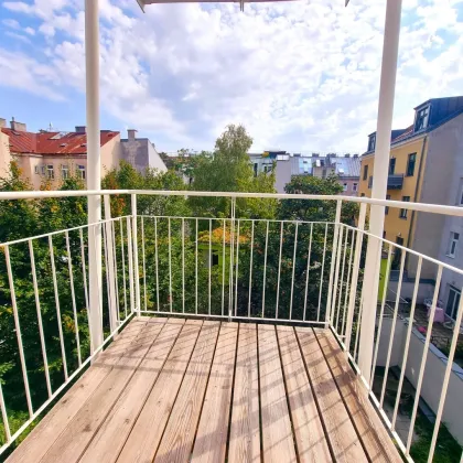 Perfekte Kleinwohnung mit Balkon! Ruhelage im letzten Regelgeschoss hofseitig! Frisch saniert + Blick ins Grüne + Tolle Infrastruktur + Garagenplatz im Haus! Jetzt zugreifen! - Bild 3