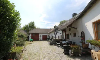 Sanierungsbedürftiges Bauernhaus (zwei Wohneinheiten) mit ruhigem Innenhof und Garten am Ende einer Sackgasse