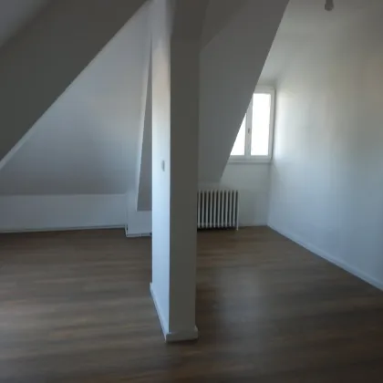 Altbau-Dachgeschoßwohnung mit Flair - Bild 2