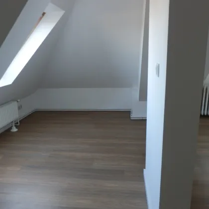 Altbau-Dachgeschoßwohnung mit Flair - Bild 3