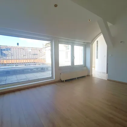 Dachgeschoss-Wohnung mit Terrasse und Innenhoflage! 4 Zimmer! Nähe Servitenviertel und U4 Friedensbrücke! - Bild 2