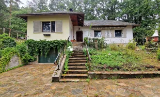 Abgeschotteter Bungalow mit großem Grund in malerischem Michelbach - sanierungsbedürftig, Garage, große Einfahrt & herrlicher Grünblick