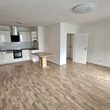 frisch renoviert und hofseitig gelegene 3-Zimmer mit Balkon: Tokiostraße! - Bild 2