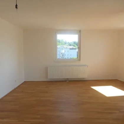 Hippe 3 Zi Dachgeschosseckwohnung mit Loggia - über den Dächern von Salzburg Mülln - nahe LKH - Bild 3