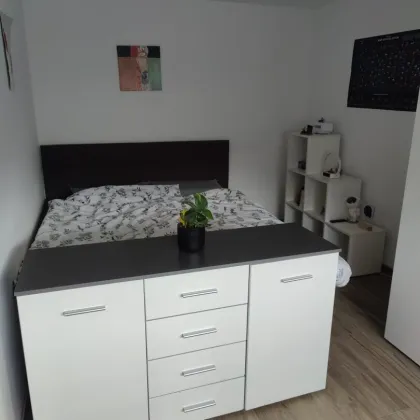 Moderne 2-Zimmer-Wohnung davon 1 Zimmer Essen/Wohnen/Kochen mit kleinen Garten und Parkplatz in zentraler Lage - perfekt für Singles! - Bild 2