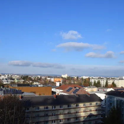 Ausblick über Wels-  3 Zimmer Dachgeschosswohnung mit Balkon, eigener Parkplatz - Bild 3