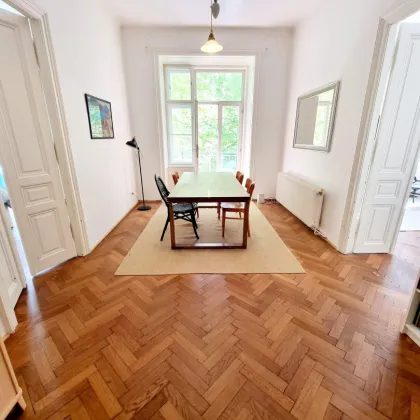 Neuer Preis! Rarität - Klassische Altbauwohnung mit hofseitigem Balkon in Bestlage! Absolute Ruhelage + Flügeltüren + Traumhaftes Altbauhaus + Perfekte Infrastruktur und Anbindung! Jetzt zugreifen! - Bild 2