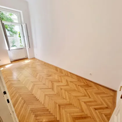 Jetzt oder nie! Absolute Hof-Ruhelage mit Blick ins Grüne! Frisch renoviert + Traumaft schönes Altbauhaus + Bestlage in 1030 Wien! Klassische Altbauwohnung! - Bild 3