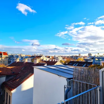 Fernblick! Kompakte 2-Zimmer im Dachgeschoss mit Terrasse! Traumhaft saniertes Altbauhaus + Stylisches Stiegenhaus + Tolle Infrastruktur und Anbindung + Lebensqualität! Auch für Anleger interessant! - Bild 2