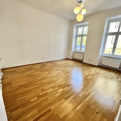 RENOVIERTE, SEHR HELLE, RUHIGE ALTBAU-WOHNUNG MIT LIFT NAHE WÄHRINGER PARK ZU KAUFEN! - Bild 2