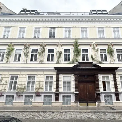 Grünruhelage nahe Rudolfstiftung! Luxuriöse 3-Zimmer-Erstbezug-Dachterrassen-Wohnung mit Outdoor-Pool in historischem Gebäude - Bild 2