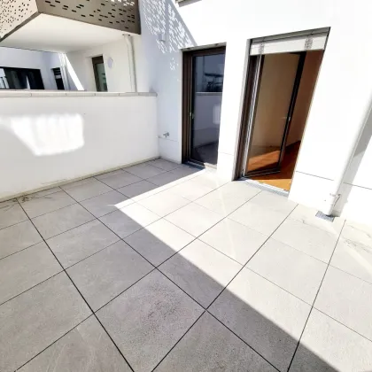 Absolute Ruhelage mit Terrasse im Innenhof! Innovative Erdwärme + Perfekt aufgeteilte 3 Zimmer + Hochwertige Ausführung + Tiefgarage + Nachhaltig investiert! Jetzt zugreifen! - Bild 2