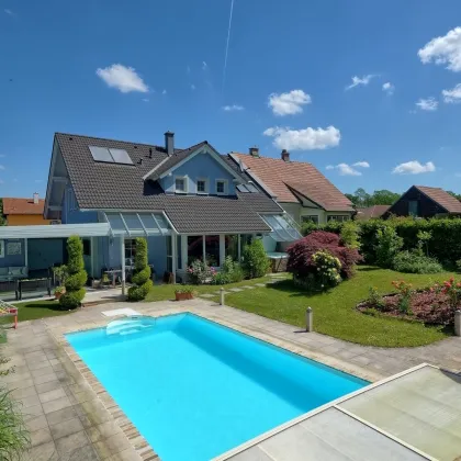 Traumhaftes Wohnen im Grünen: Bungalow mit 5 Zimmern, Loggia, Terrassen und Garage - Bild 2