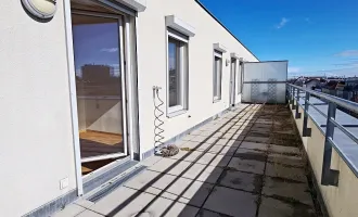 HOLBEINGASSE, UNBEFRISTET, klimatisiertes 63 m2 Dachgeschoß mit 33 m2 Terrasse, Wohnküche, 2 Zimmer, Wannenbad, Parketten